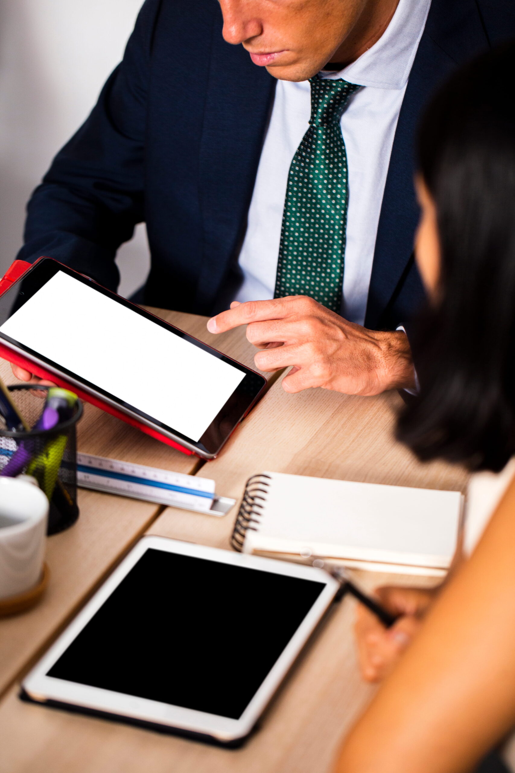 Hombre ejecutivo mostrando tablet a mujer de negocios