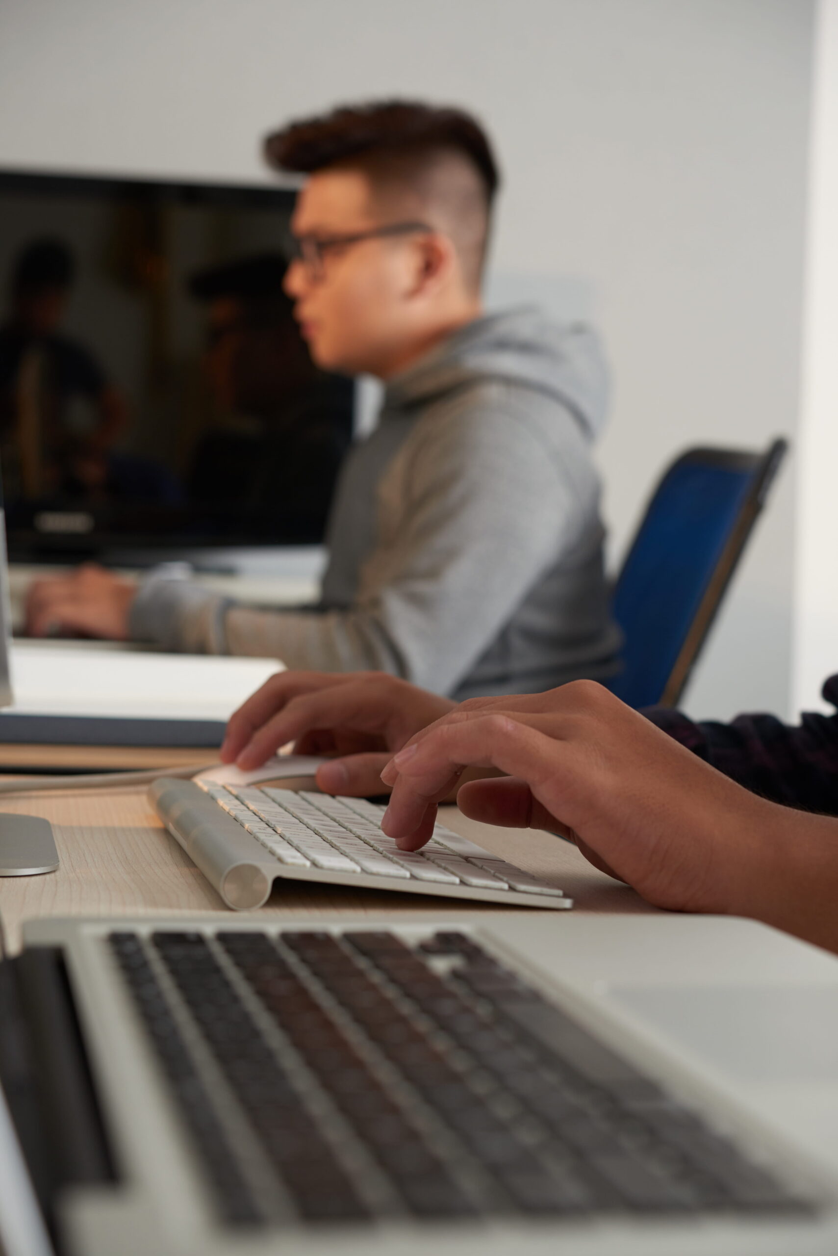 Estudiantes universitarios trabajando con computadoras