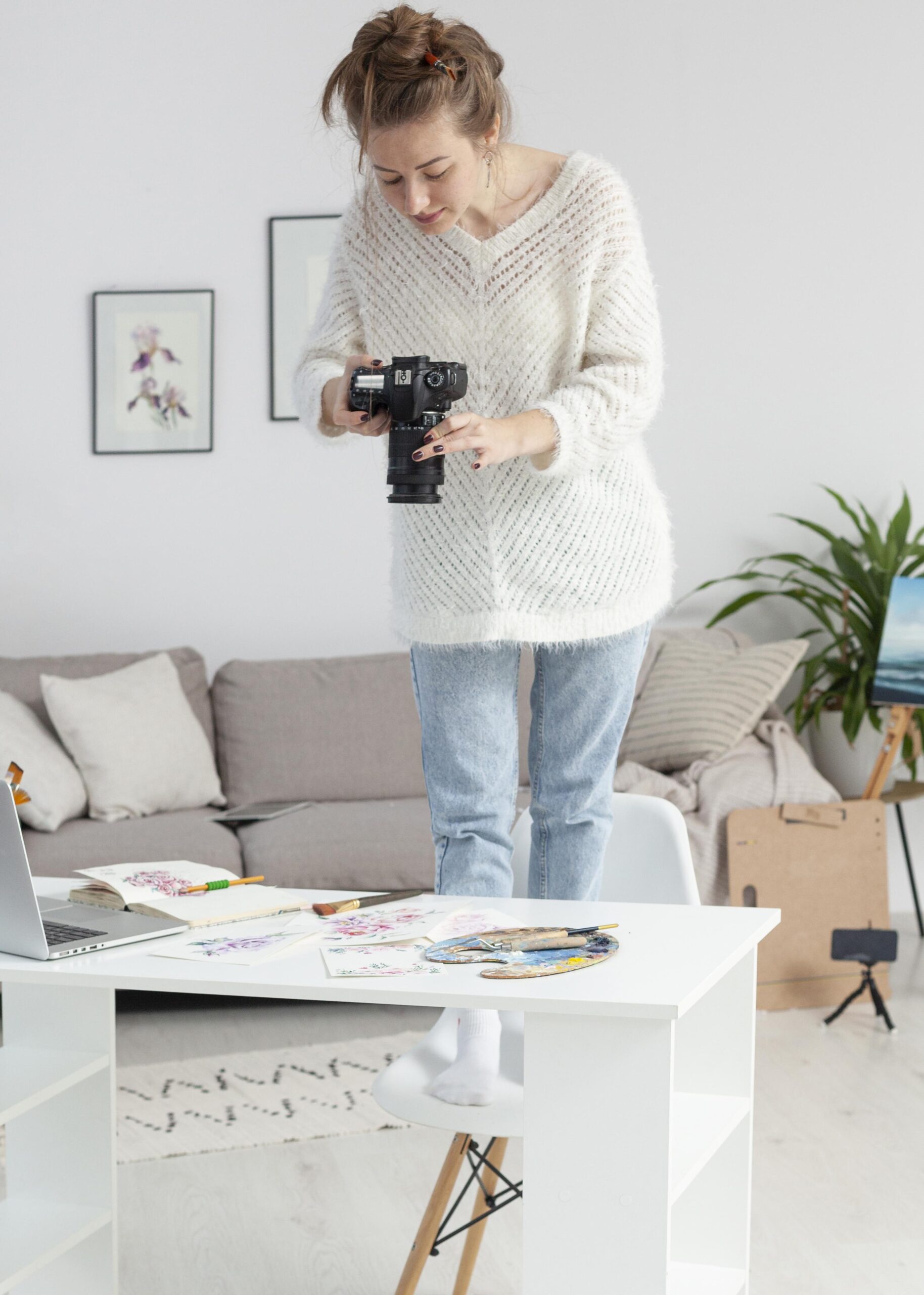 Mujer tomando fotografía a dibujos